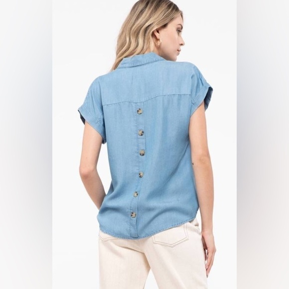 NWT Mine Women’s Chambray Rolled Short Sleeve Back Button Blouse Sz Small, Blue - Picture 3 of 9